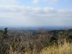 　霧島神宮から約7分で「道の駅・霧島・神話の里公園」に到着。ここからの景色は素敵で、霧島市内や桜島まで一望できるようです、曇っていなければ。