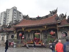 台湾 ２日目は午前中、龍山寺(ロウシャンスー) からスタートです！ １００以上の神様が祭られており、台北最大のパワースポットと言われているそうです。