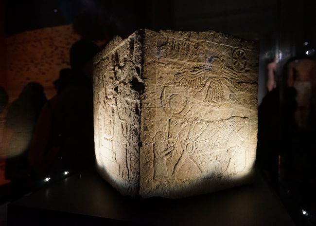 「柱の台座または祭壇」タイマー　紀元前5ー前4世紀頃　サウジアラビア国立博物館蔵<br />