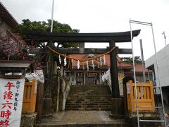 沖縄の雨・・甘くみちゃったな～。

でももう１カ所。
「普天間宮」へ
中城城跡からほど近い場所にあります。
案内板もあります。駐車場も広くわかりやすいです。

沖縄県中部最大の神社で、
「琉球八社」の1つにも数えられている由緒正しい「普天満宮」。
「琉球八社」とは、琉球王国から特別な扱いを受けていた
8つの神社のことをいうそうです。
