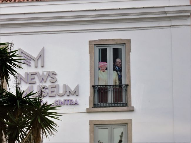 こっちの窓にはエリザベス女王ご夫妻・・・