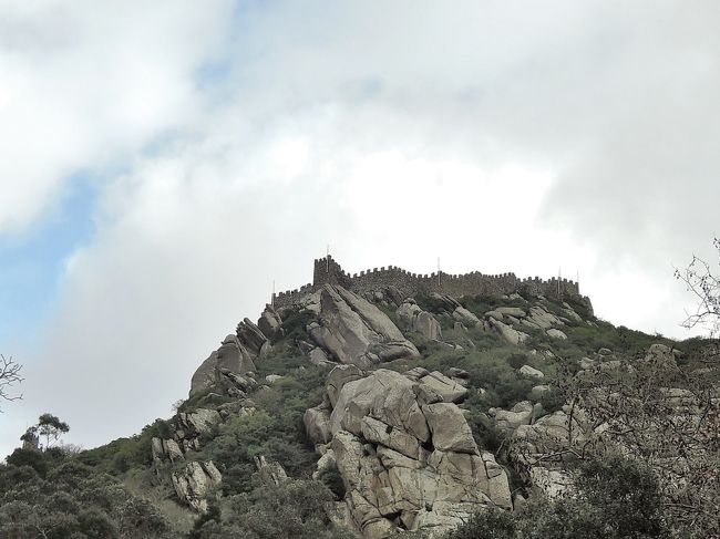 山の上に 7から8世紀にムーア人によって建設された<br />城壁が見えてきました。<br />私たちはこの城壁ではなく、ペーナ宮殿に向かいます。<br />
