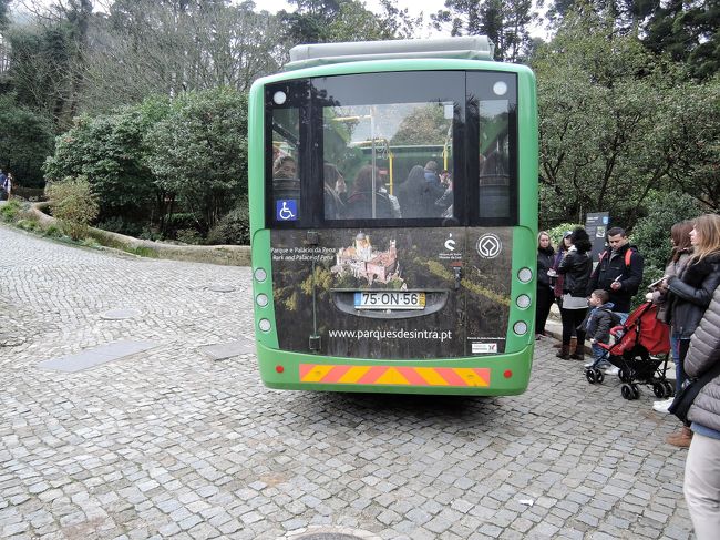 狭いくねくね道をバスで上り、ペーナ宮殿の<br />入り口に到着。ここから徒歩か、このシャトルバスに<br />乗り換えて、宮殿を目指します。<br /><br />