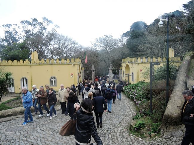 バス乗り場の辺りから、入り口を振り返って<br />撮った写真です。土曜日ということもあって、<br />かなりの人出です。<br />