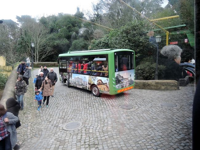 乗り込んだバスの窓越しに。<br />窓ガラスに乗客も映りこんで<br />ちょっと不思議な感じ。<br />