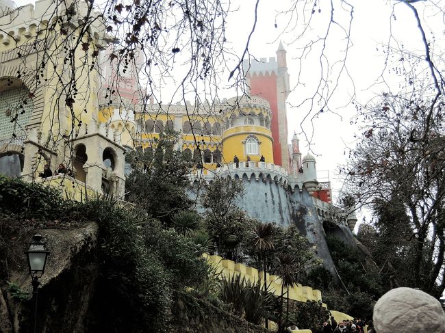 ペーナ宮殿に到着。<br />ちょっと（かなり？）奇抜な色合いのお城です。<br />