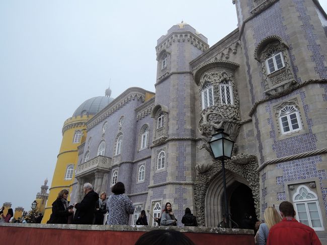 19世紀ロマン主義を象徴する建築として有名な<br />ペーナ宮殿は、修道院の廃墟を利用して建設された<br />そうです。<br />