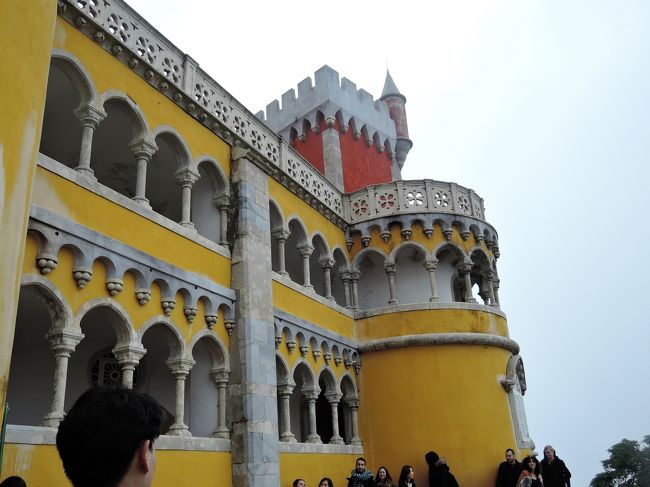 絵本の世界から飛び出したような宮殿の様式は、<br />ドイツのノイシュヴァンシュタイン城を思い起こさせ<br />ますが、ぺーな宮殿を建設したフェルナンド２世と<br />イノシュバンシュタイン城を建設したルートヴィヒ２世は<br />従弟なんだそうです。