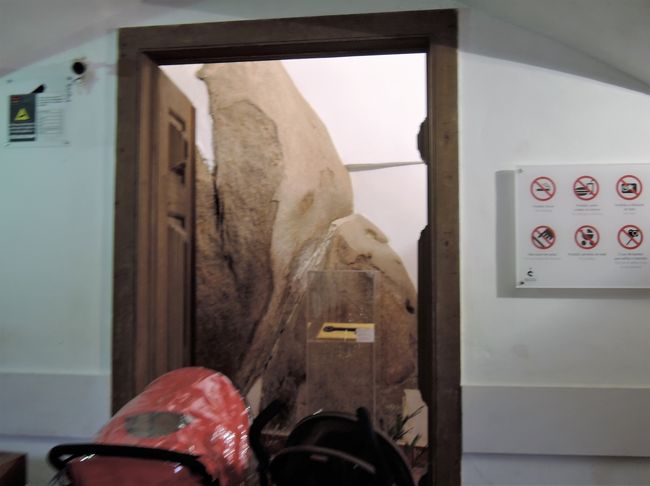 宮殿は、巨大な岩々の上に建設されたので、<br />所々にこのような岩が見受けられます。<br />