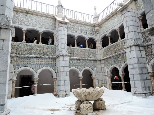 凄い人です。回廊渋滞がおこっています。<br />