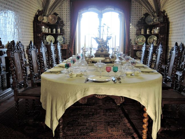 まずは部屋の中へ。<br />食堂でしょうか。重厚な椅子です。<br />