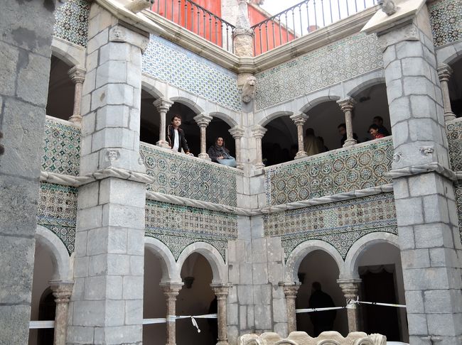 アズレージョに覆われた回廊がありますが・・