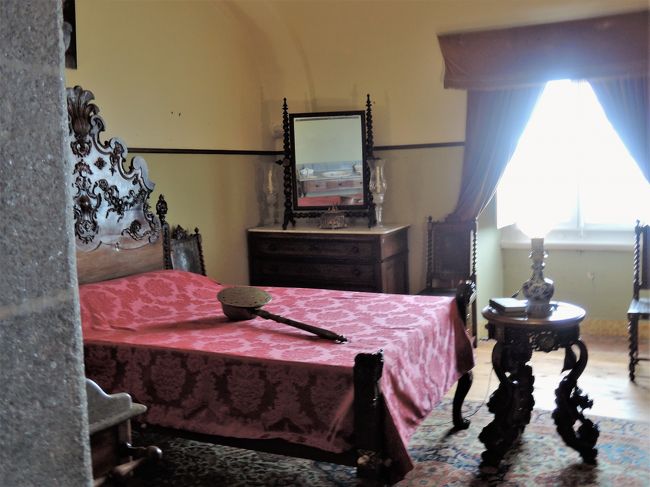 ベッドルーム。<br />ベッドの上にあるのは何だろう？？<br />アイロン？