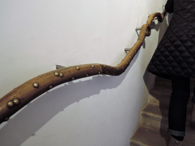 階段の手すりも個性的！<br />これ、なんだか握ったら痛そうなんですけど・・。<br />