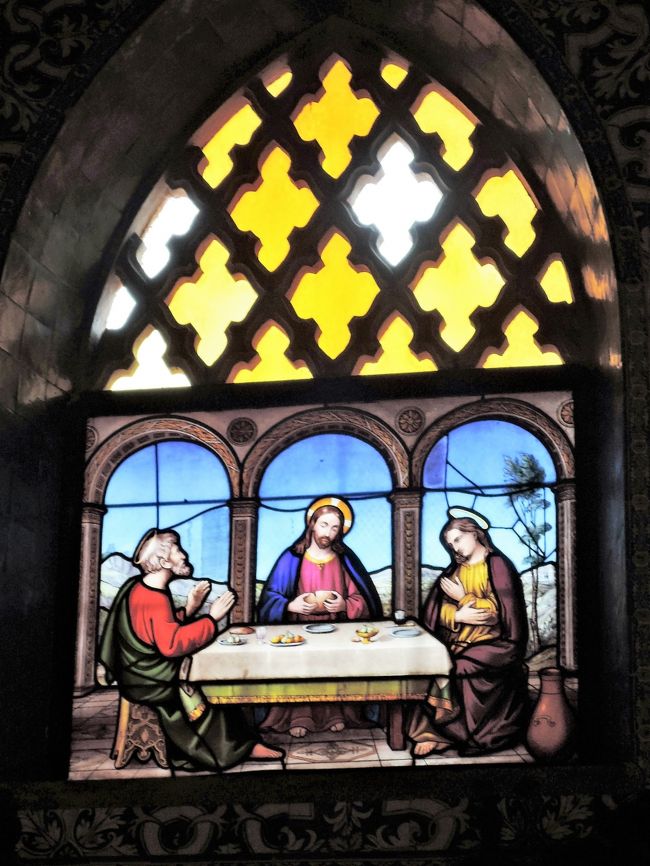 ステンドグラスの部分をアップ。<br />家族の団らんのような、優しいデザインですね。<br />