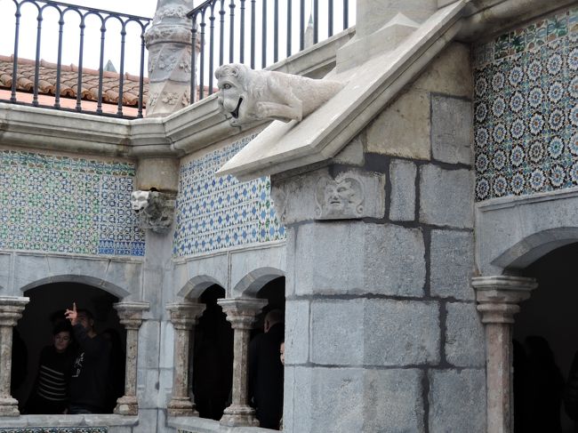 それぞれの柱の上には気味の悪い像が・・