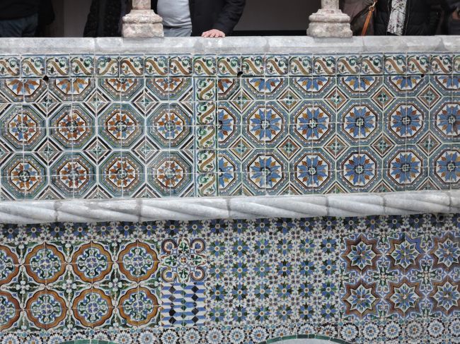 ここに使われているアズレージョは、色合いは似ていますが<br />良く見ると、色々な模様が集まっています。<br />これは、廃墟となり、崩れた修道院で使われていた物を<br />集めて再利用したからなんだそうです。<br />