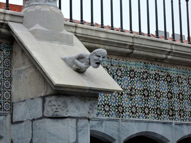 日本で言うと鬼瓦・・のようなものでしょうか。<br />魔除けとのことです。<br />