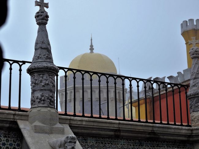 回廊越しにドームが見えます。なんか可愛い。<br />