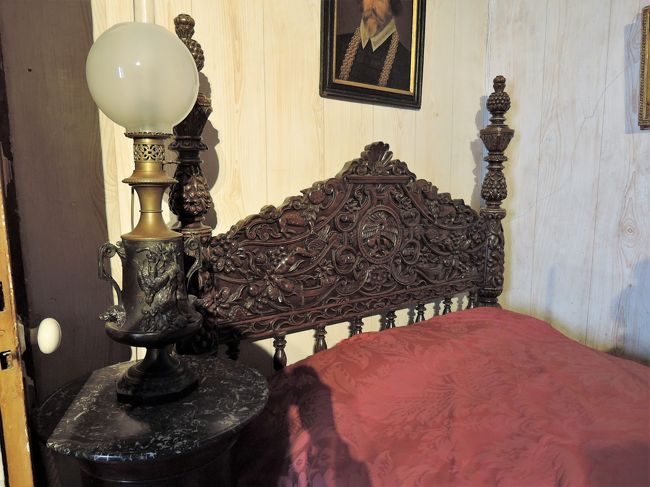 ちょっと装飾がゴテゴテしすぎな気が・・・<br />埃もたまりやすそうだし・・<br />なんて、王族のみなさんは考えませんよね(^-^;<br />