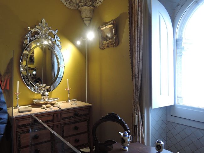 素敵な鏡ですね。<br />白雪姫の意地悪なお義母さんが使っていたのは<br />こんな鏡だったのかな。<br />