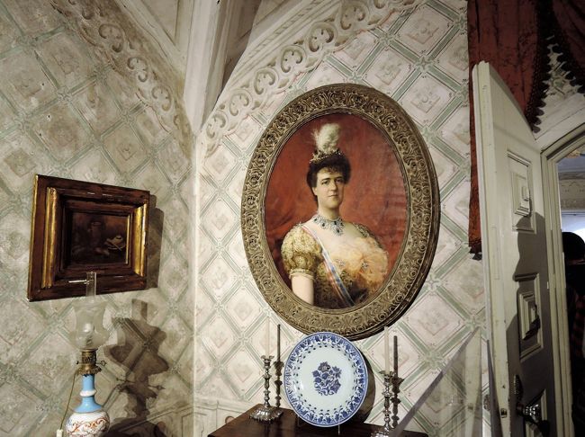 凄い首飾り・・絵ですけど・・。<br />ダイヤとエメラルドでしょうかね。<br />