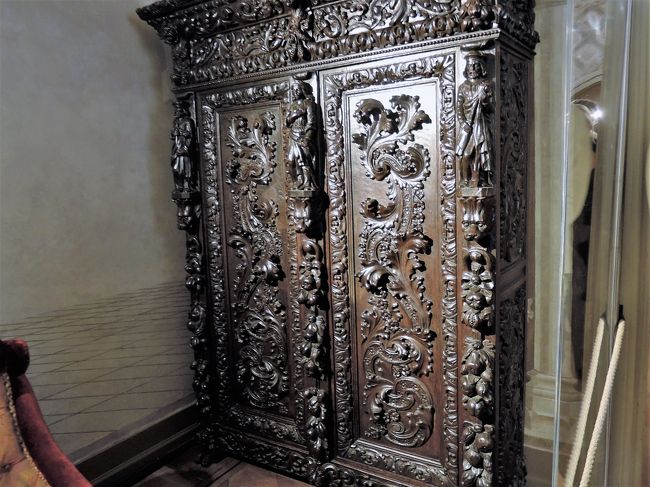 わあ～<br />凄い家具ですね～。重そう。<br />素晴らしい装飾だとは思うけど、我が家には要らない・・。<br />