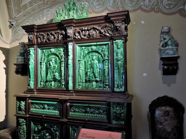 これはヒスイ？でしょうか・・・。<br />お高そうですが・・この色の家具はちょっと・・(+o+)<br />