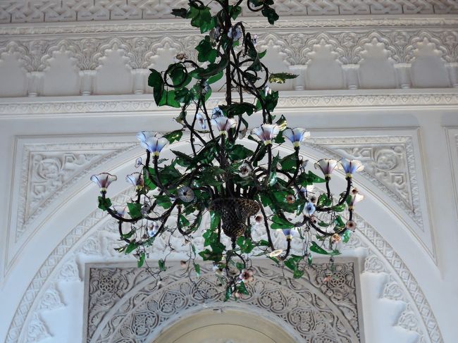 ツタが下がっているようなシャンデリア。