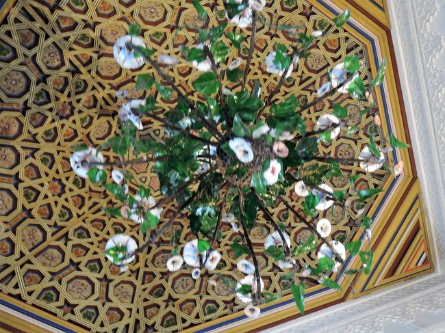 真下から見上げるとこんな感じ。<br />お花もたくさん咲いているんですよ。<br />明かりが灯ったら、素敵でしょうね～。<br />