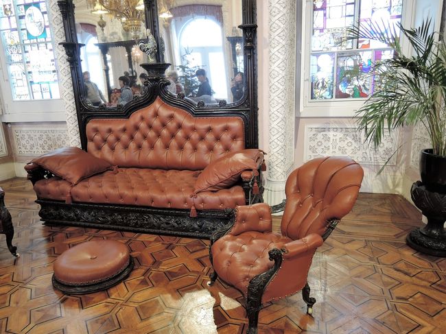 寛げそうなソファーと椅子。