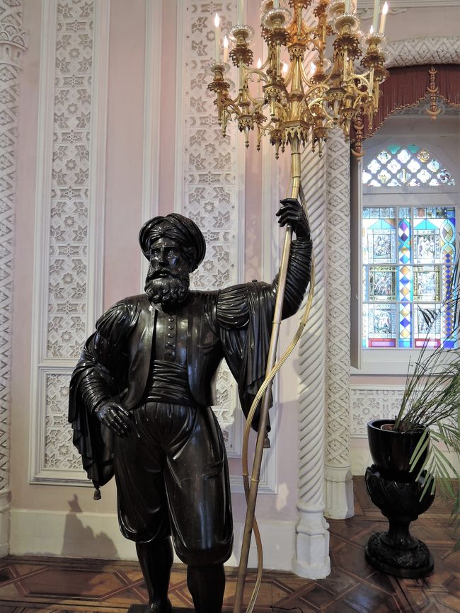 シャンデリアを支え持つのはインド人？<br />