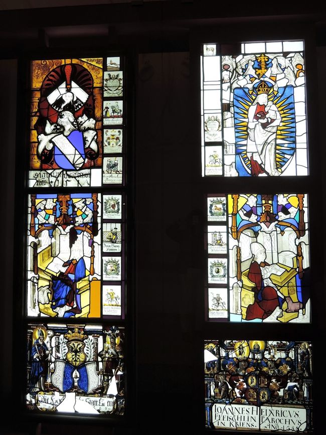 一つ一つは比較的小さな<br />ステンドグラスです。<br /><br />