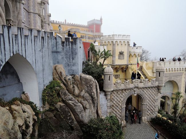 1時間半ほどで内部の見学を終え、城の外に<br />出てきました。<br />