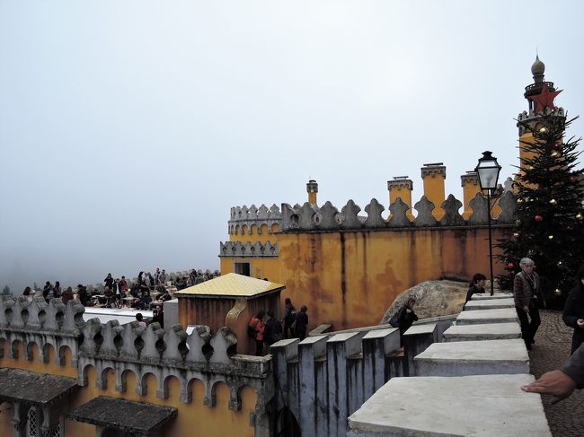 外にも多くの観光客がいます。<br />