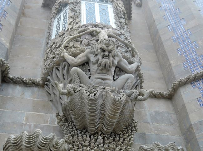 門を上で守っているのは海の守護神トリトンとの<br />ことですが・・