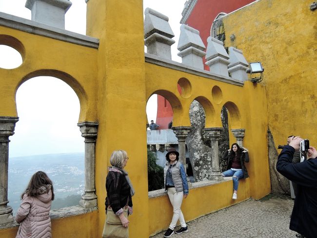 青空だったら、この壁の黄色が映えるんでしょうね。<br />