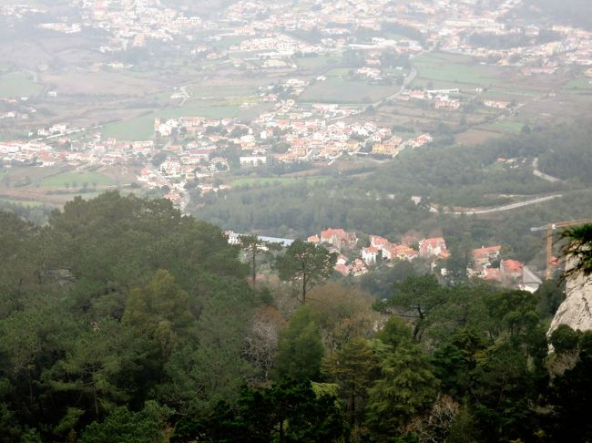 バルコニーからのこの日の景色。<br />お天気さえよければ、シントラの町はもちろん、大西洋やリスボンまで<br />見えるそうなのですが・・・残念なお天気です。