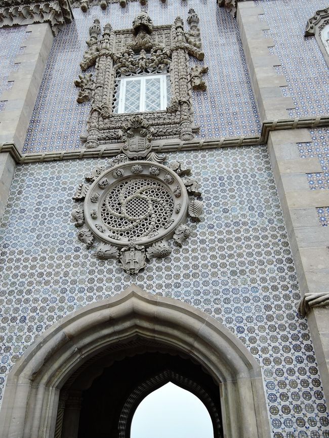 門を潜って振り向いてみます。<br />トリトンの裏側も凝った装飾です。<br />