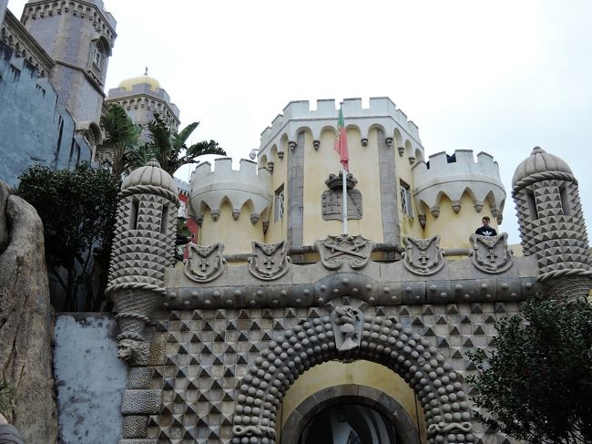 バルコニーに並んでいるのは紋章でしょうか。<br />