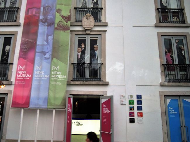 シントラの街に到着したようですが・・<br />あら？！<br />ビルの窓からオバマ前大統領と中国の習近平国家主席が<br />仲良く手を振っていますよ。<br />