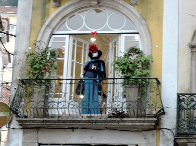 シントラの旧市街で少しだけ自由時間。<br />窓からマダムが見下ろしています。<br />