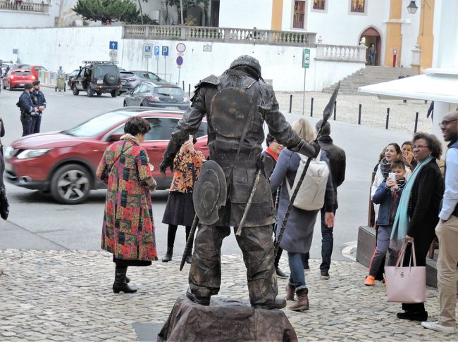 この銅像は・・ではなくパフォーマーです。<br />ちょっと怖い。<br />動くと小さな子が驚いて泣いていました。<br />