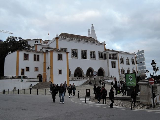 シントラの王宮。<br />さきほどのペナ宮に比べると、簡素な外観ですが、<br />内部は素晴らしいそうです。<br />でも、残念ながら時間が無くて見学はできませんでした。<br />