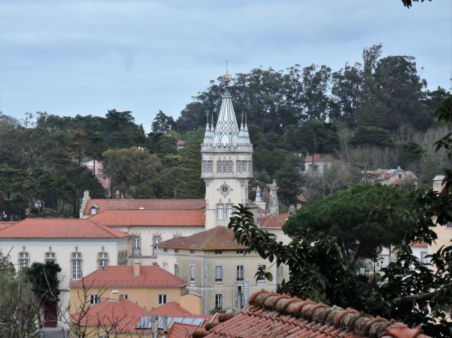 遠くに美しい塔が見えます。<br />