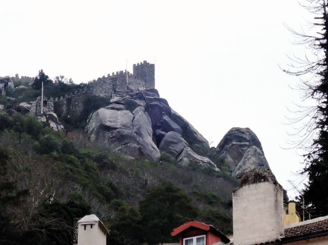 山の上にムーアの城跡が見えます。<br />