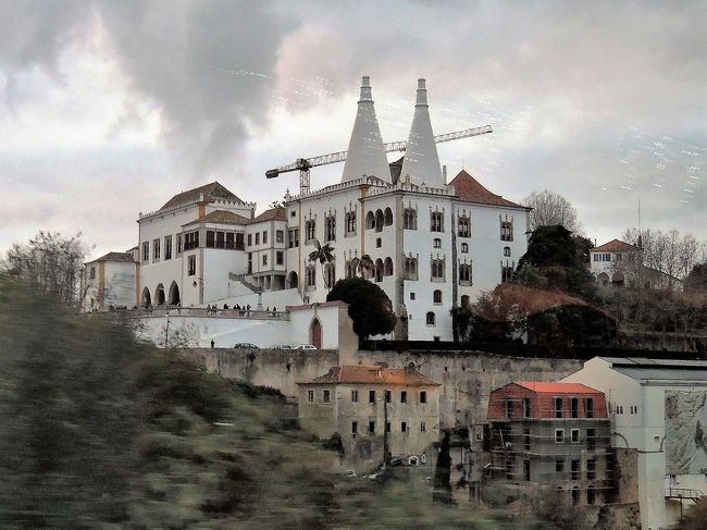 リスボンに戻るバスの車窓から、<br />シントラの王宮。<br />