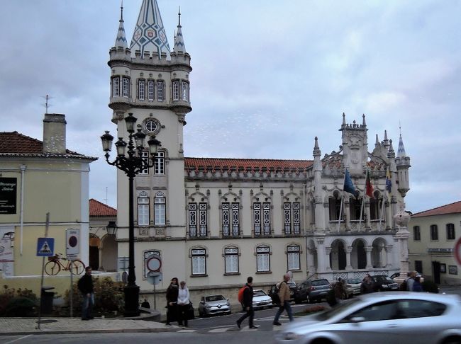 さきほど見えていた塔の建物は市役所だったようです。<br />