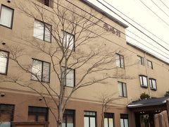 身体もかなり冷えたので早速お風呂に入りましょう！
第１湯目は宿から歩いて10分くらいの場所にある「秀峰館」さんです。
