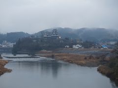 　紅茶を傾けている間にも、車窓というごちそうも刻一刻と変化していきます。伊予大洲では、大洲城の雄姿が現れました。
　曇り空の下、雪も少し残る城は、少し神秘的なたたずまいです。
